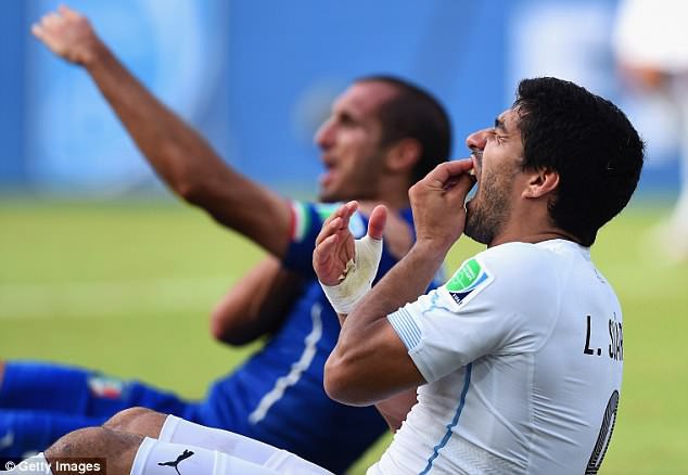 NHM lo Suarez lại “giở trò mèo” ở FIFA World Cup™ 2018 - Ảnh 2.
