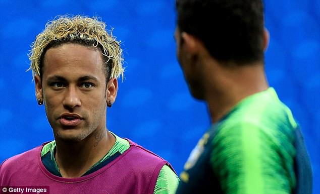 Neymar trình làng tóc mới vàng hoe tại FIFA World Cup™ 2018 - Ảnh 1.