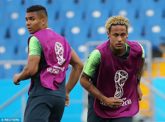 Neymar trình làng tóc mới vàng hoe tại FIFA World Cup™ 2018 - Ảnh 4.