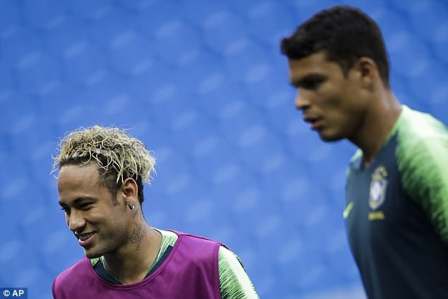 Neymar trình làng tóc mới vàng hoe tại FIFA World Cup™ 2018 - Ảnh 3.