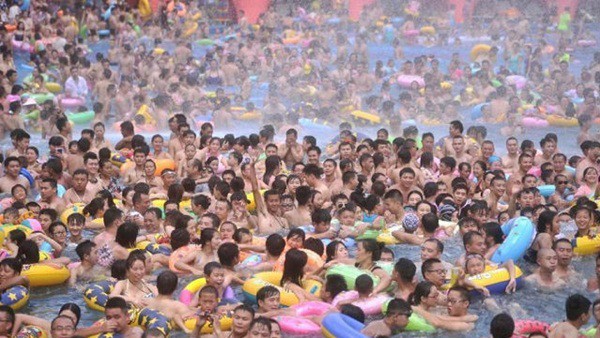 Nghẹt thở với biển người bơi trong bể không còn chỗ trống ở Trung Quốc - Ảnh 9.