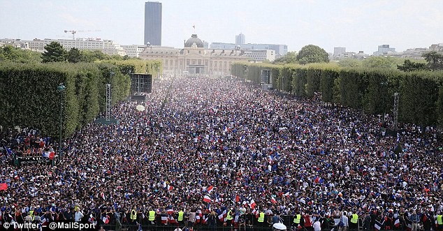 ẢNH: Người dân Pháp đổ ra đường ăn mừng chức vô địch World Cup 2018 - Ảnh 1.
