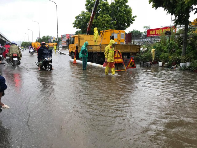 Nhiều tuyến phố Hà Nội ngập nặng sau mưa lớn - Ảnh 11.