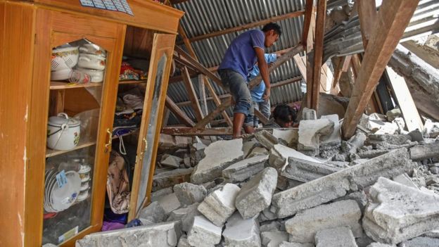 Động đất 6,4 richter tại Indonesia, hiện vẫn còn 560 người mắc kẹt - Ảnh 4.