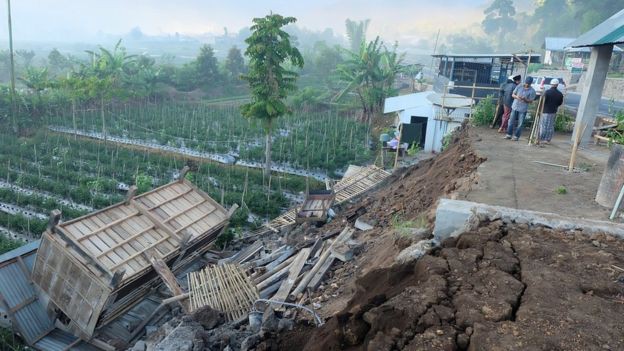 Động đất 6,4 richter tại Indonesia, hiện vẫn còn 560 người mắc kẹt - Ảnh 7.