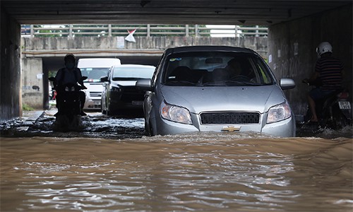 Nguyên tắc lái xe qua vùng nước ngập mùa mưa lũ - Ảnh 1.