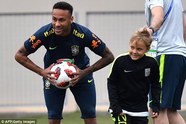 FIFA World Cup™ 2018: Neymar tập... ăn vạ để mua vui cho đồng đội - Ảnh 2.
