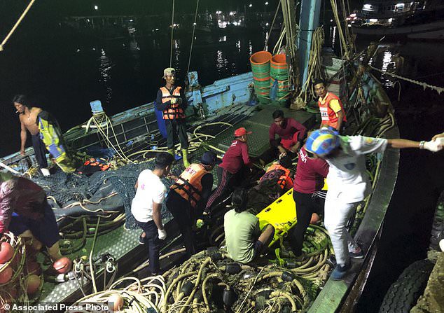 Lật tàu du lịch ở Phuket, Thái Lan: Ít nhất 1 người thiệt mạng, 53 người vẫn mất tích - Ảnh 2.