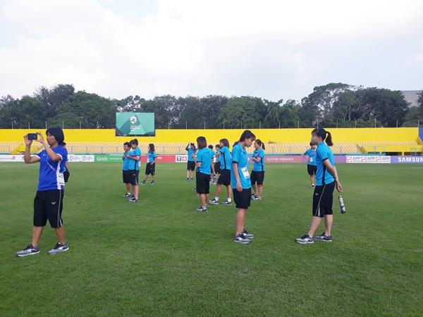 Đội tuyển nữ Việt Nam thăm sân thi đấu Bumi Sriwijaya tại Palembang - Ảnh 1.