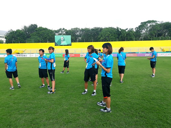Đội tuyển nữ Việt Nam thăm sân thi đấu Bumi Sriwijaya tại Palembang - Ảnh 3.