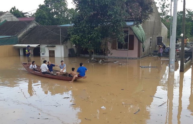 Nước sông Lam dâng cao, nhiều hộ dân tại Nghệ An bị ngập sâu - Ảnh 2.