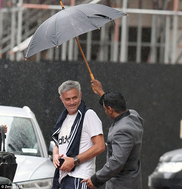 HLV Mourinho được che ô sau buổi tập cùng Man Utd - Ảnh 1.