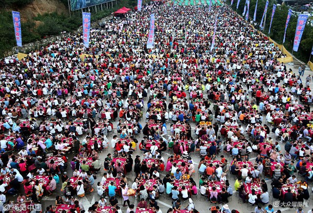 Hàng chục nghìn khách Trung Quốc đổ xô đi ăn tiệc giá rẻ từ sáng sớm đến tối mịt - Ảnh 1.