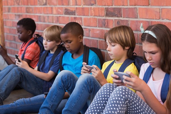 Pháp cấm học sinh sử dụng smartphone, máy tính bảng tại trường học - Ảnh 1.