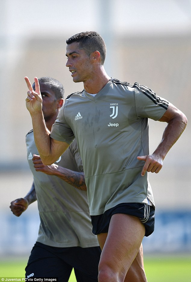  C.Ronaldo đầy hứng khởi trong buổi tập đầu tiên cùng Juventus - Ảnh 1.