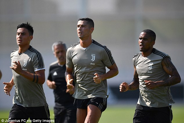  C.Ronaldo đầy hứng khởi trong buổi tập đầu tiên cùng Juventus - Ảnh 4.