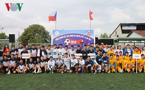 Sôi nổi vòng chung kết Giải bóng đá cộng đồng 2018 tại CH Czech - Ảnh 1.