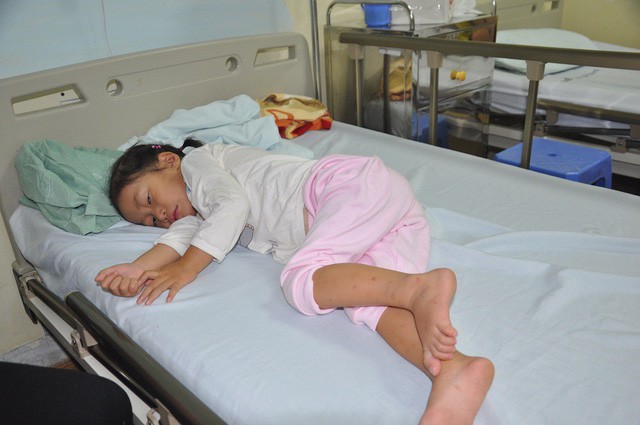 Thiếu 100 triệu đồng phẫu thuật, bé 3 tuổi có nguy cơ chết vì bố mẹ không có tiền - Ảnh 1.