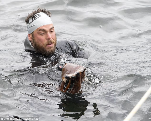 Bơi quanh nước Anh suốt 100 ngày, người đàn ông phá vỡ kỷ lục thế giới - Ảnh 2.