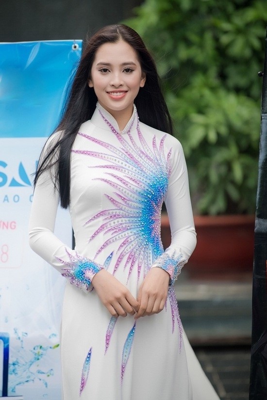Hành trình từ nữ sinh 18 tuổi trở thành tân Hoa hậu Việt Nam 2018 của Trần Tiểu Vy - Ảnh 3.