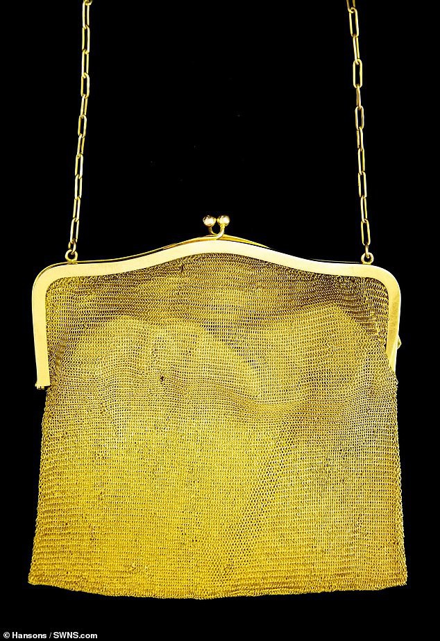 Túi xách cũ suýt bị vứt bỏ hóa ra được dệt bằng... vàng - Ảnh 3.