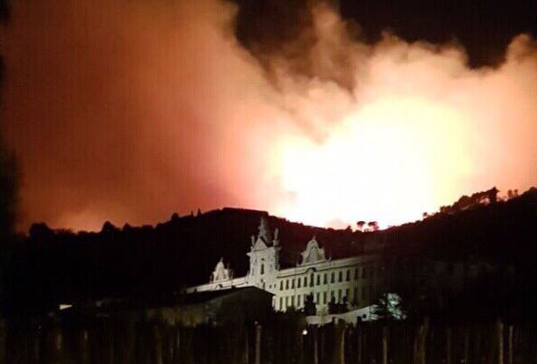 Italy sơ tán hàng trăm người do cháy rừng - Ảnh 3.