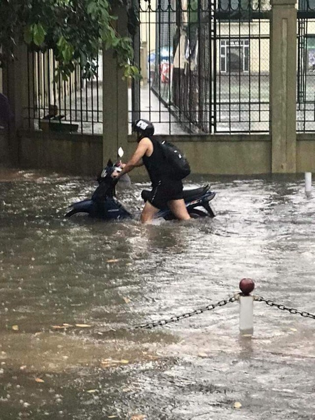 Mưa lớn gây ngập và ách tắc giao thông ở Hà Nội chiều 26/9 - Ảnh 9.