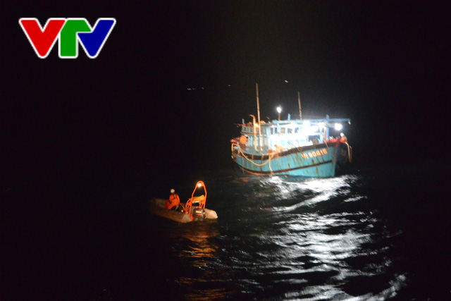 Cứu nạn thành công 11 thuyền viên Đà Nẵng gặp nạn trên biển - Ảnh 1.