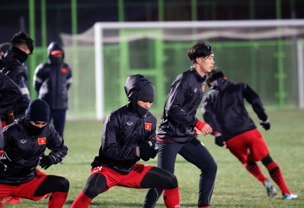 U23 Việt Nam luyện tập dưới cái lạnh 0 độ C tại Côn Sơn, Trung Quốc - Ảnh 6.