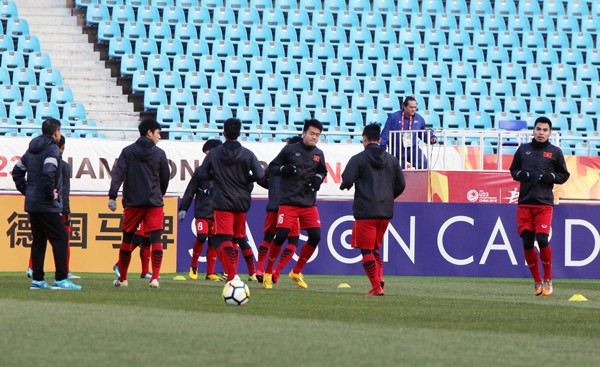 U23 Việt Nam luyện quân trên sân chính, sẵn sàng cho trận bán kết gặp U23 Qatar - Ảnh 1.