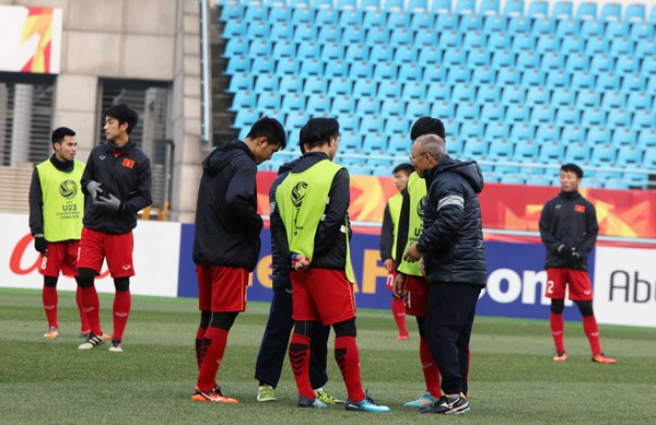 U23 Việt Nam luyện quân trên sân chính, sẵn sàng cho trận bán kết gặp U23 Qatar - Ảnh 2.