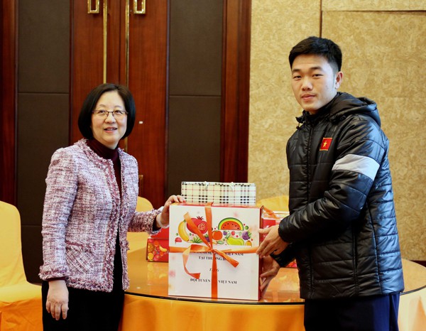 ĐT U23 Việt Nam nhận nguồn động viên quý báu từ Tổng lãnh sự quán Việt Nam tại Thượng Hải - Ảnh 4.