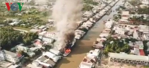 Kiên Giang: Tàu cá cháy dữ dội lan sang 3 nhà dân - Ảnh 2.