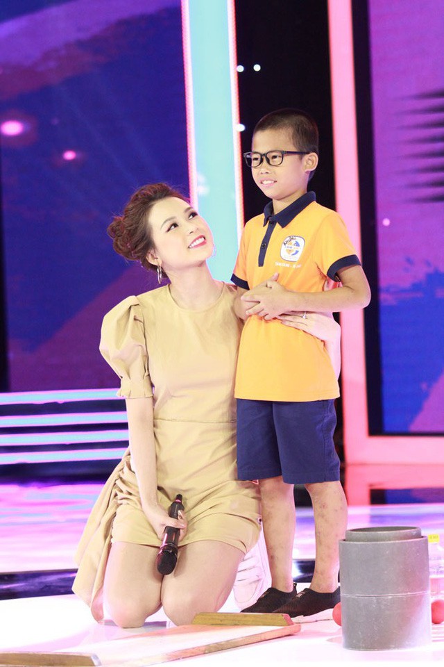 Biệt tài tí hon: Kiều Minh Tuấn “há hốc” xem cậu bé 8 tuổi diễn xiếc - Ảnh 1.
