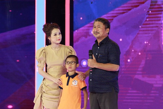 Biệt tài tí hon: Kiều Minh Tuấn “há hốc” xem cậu bé 8 tuổi diễn xiếc - Ảnh 2.