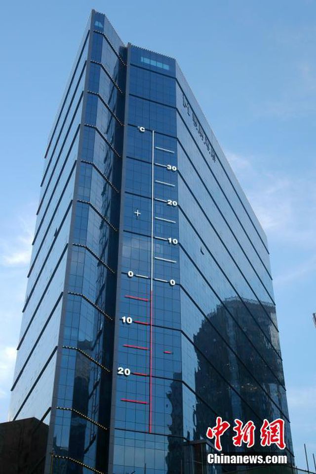 Nhiệt kế khổng lồ cao hơn 53m, thiết kế bên ngoài tòa cao ốc - Ảnh 2.