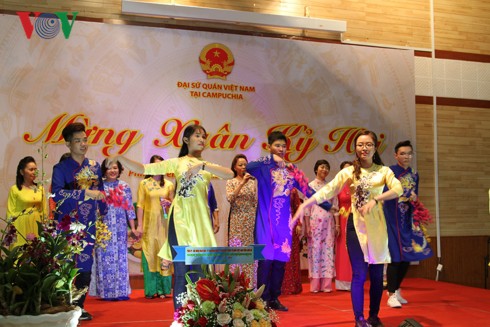 Đại sứ quán Việt Nam tại Campuchia tổ chức đón xuân Kỷ Hợi - Ảnh 1.