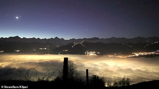 Vẻ đẹp mê hoặc của thung lũng chìm trong mây mù tại Thụy Sĩ - Ảnh 1.