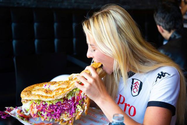 Nữ blogger xinh đẹp một mình ăn hết chiếc bánh mỳ thịt nướng nặng 3 kg - Ảnh 2.