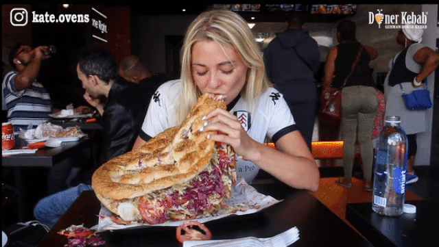 Nữ blogger xinh đẹp một mình ăn hết chiếc bánh mỳ thịt nướng nặng 3 kg - Ảnh 3.