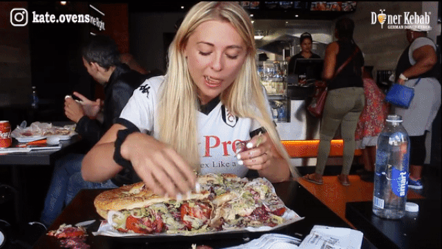 Nữ blogger xinh đẹp một mình ăn hết chiếc bánh mỳ thịt nướng nặng 3 kg - Ảnh 4.