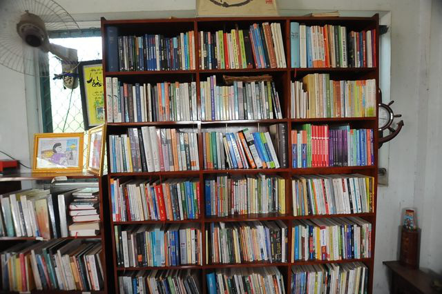 Vợ chồng thầy giáo chắt chiu từng đồng thành lập thư viện cho học sinh - Ảnh 1.