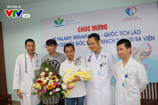 Cứu bệnh nhi người Lào 8 ngày tuổi mắc bệnh lý chuyển gốc động mạch - Ảnh 1.
