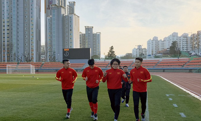 Three injured players, including Quang Hai, Dinh Trong and Trong Hung, are practising under the instruction of doctor Choi. (Photo: VFF)