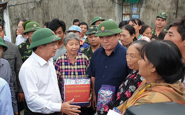 
Deputy PM Trinh Dinh Dung (in white) inspects response work to the storm in Binh Dinh province.
