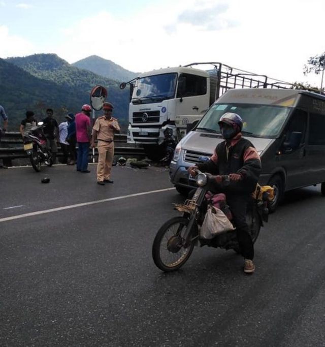 Lâm Đồng: Tông trực diện xe tải trên đèo Bảo Lộc, 1 phượt thủ nguy kịch - Ảnh 1.
