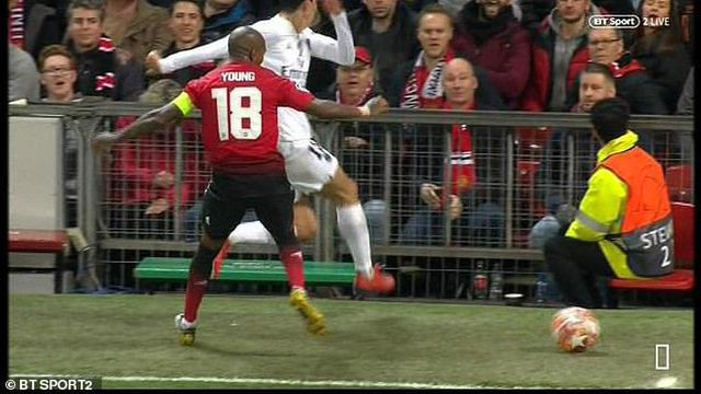 Đội trưởng Man Utd thoát thẻ đỏ sau tình huống chơi xấu Di Maria - Ảnh 1.