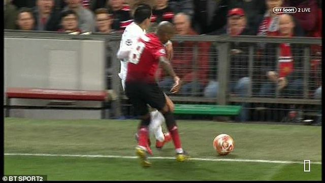 Đội trưởng Man Utd thoát thẻ đỏ sau tình huống chơi xấu Di Maria - Ảnh 2.