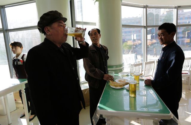 Bên trong quán bar kỳ lạ không ghế ngồi ở Triều Tiên - Ảnh 3.