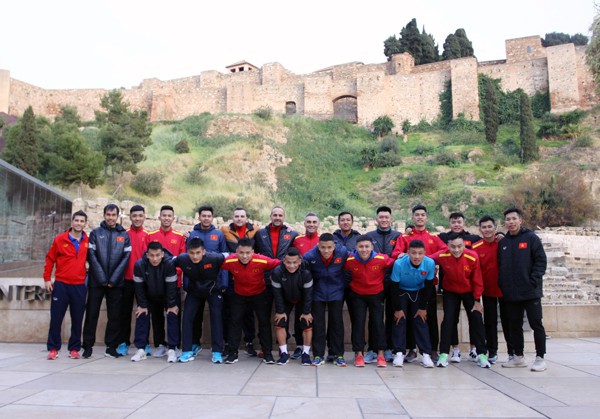 ĐT Futsal Việt Nam hứng khởi bước vào buổi tập đầu tiên tại Tây Ban Nha - Ảnh 1.